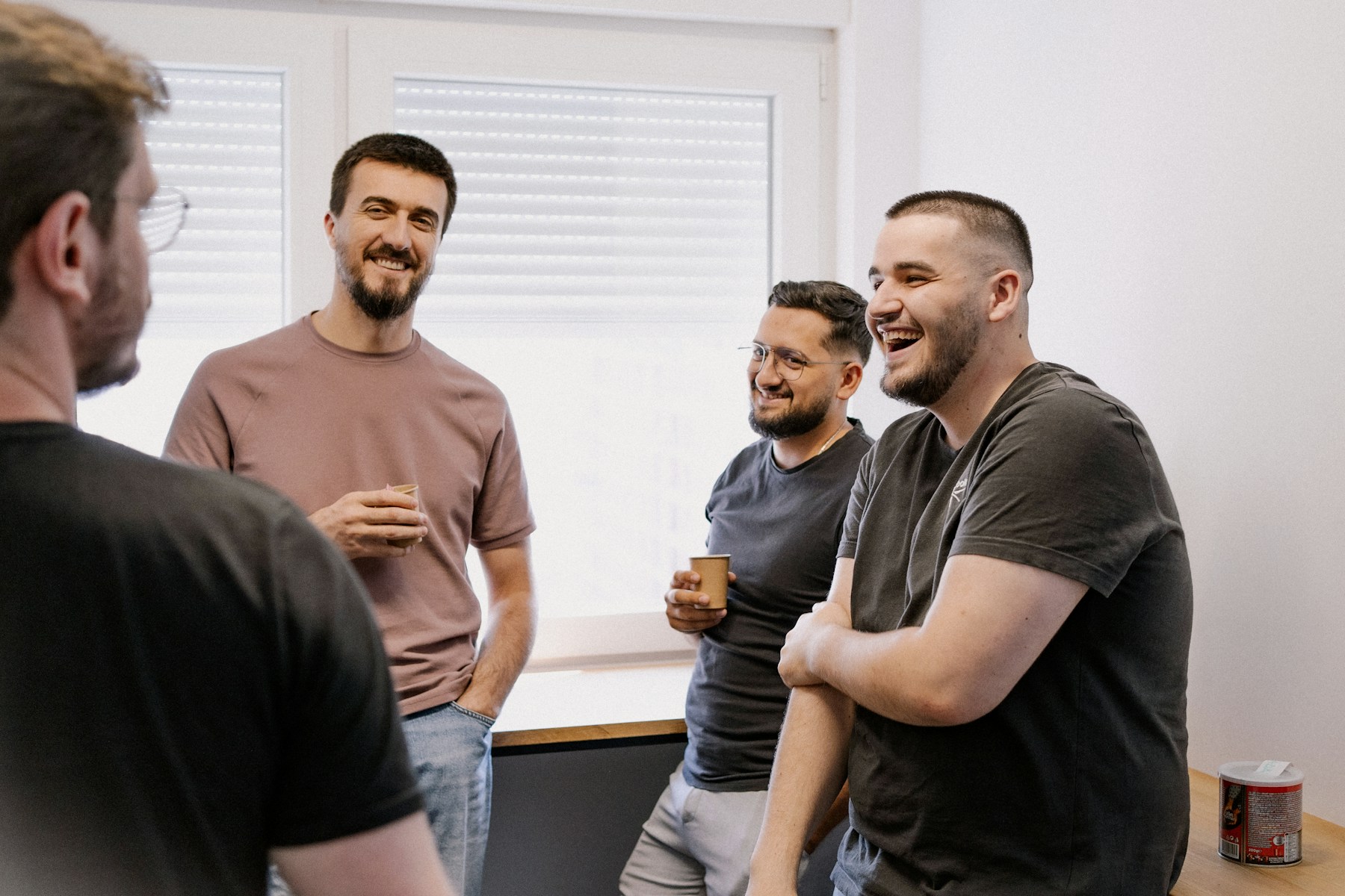 Participants souriants lors d’un séminaire